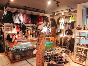 VENDE LOCAL COMERCIAL CON BODEGA Y ESTACIONAMIENTO, MANUEL RODRÍGUEZ SUR CON BLANCO ENCALADA, SANTIAGO, 31 M2
