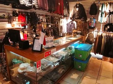 VENDE LOCAL COMERCIAL CON BODEGA Y ESTACIONAMIENTO, MANUEL RODRÍGUEZ SUR CON BLANCO ENCALADA, SANTIAGO, 31 M2