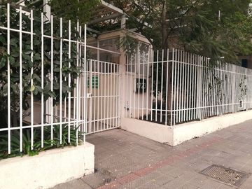 VENDE LOCAL COMERCIAL CON BODEGA Y ESTACIONAMIENTO, MANUEL RODRÍGUEZ SUR CON BLANCO ENCALADA, SANTIAGO, 31 M2