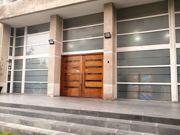 VENDE LOCAL COMERCIAL CON BODEGA Y ESTACIONAMIENTO, MANUEL RODRÍGUEZ SUR CON BLANCO ENCALADA, SANTIAGO, 31 M2