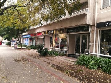 VENDE LOCAL COMERCIAL CON BODEGA Y ESTACIONAMIENTO, MANUEL RODRÍGUEZ SUR CON BLANCO ENCALADA, SANTIAGO, 31 M2