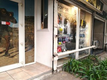 VENDE LOCAL COMERCIAL CON BODEGA Y ESTACIONAMIENTO, MANUEL RODRÍGUEZ SUR CON BLANCO ENCALADA, SANTIAGO, 31 M2