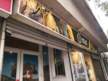 VENDE LOCAL COMERCIAL CON BODEGA Y ESTACIONAMIENTO, MANUEL RODRÍGUEZ SUR CON BLANCO ENCALADA, SANTIAGO, 31 M2