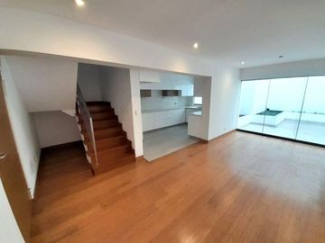 ¡Vive el lujo y la exclusividad en este espectacular dúplex de estreno, frente a parque!