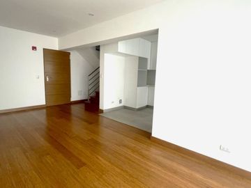 ¡Vive el lujo y la exclusividad en este espectacular dúplex de estreno, frente a parque!