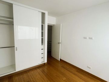 ¡Vive el lujo y la exclusividad en este espectacular dúplex de estreno, frente a parque!