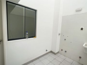 ¡Vive el lujo y la exclusividad en este espectacular dúplex de estreno, frente a parque!