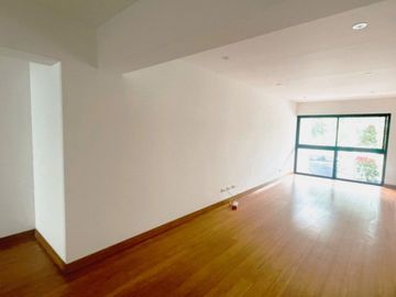 ¡Vive el lujo y la exclusividad en este espectacular dúplex de estreno, frente a parque!