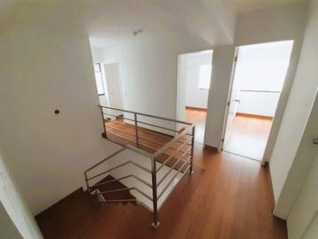 ¡Vive el lujo y la exclusividad en este espectacular dúplex de estreno, frente a parque!
