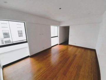 ¡Vive el lujo y la exclusividad en este espectacular dúplex de estreno, frente a parque!