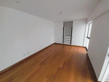 ¡Vive el lujo y la exclusividad en este espectacular dúplex de estreno, frente a parque!