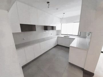 ¡Vive el lujo y la exclusividad en este espectacular dúplex de estreno, frente a parque!