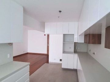 ¡Vive el lujo y la exclusividad en este espectacular dúplex de estreno, frente a parque!