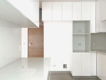 ¡Vive el lujo y la exclusividad en este espectacular dúplex de estreno, frente a parque!