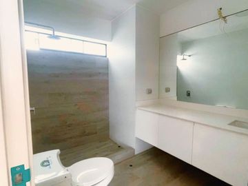 ¡Vive el lujo y la exclusividad en este espectacular dúplex de estreno, frente a parque!