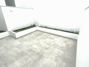 ¡Vive el lujo y la exclusividad en este espectacular dúplex de estreno, frente a parque!