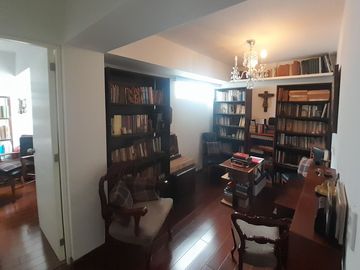 VIVE EN EL CORAZÓN DE MIRAFLORES : AMPLIO DEPARTAMENTO EN 1ER PISO