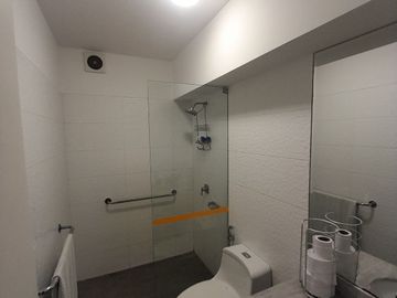 VIVE EN EL CORAZÓN DE MIRAFLORES : AMPLIO DEPARTAMENTO EN 1ER PISO