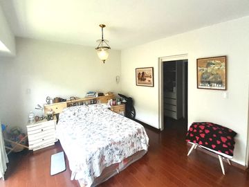 VIVE EN EL CORAZÓN DE MIRAFLORES : AMPLIO DEPARTAMENTO EN 1ER PISO