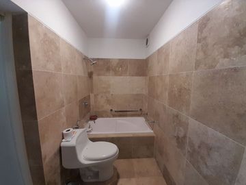 VIVE EN EL CORAZÓN DE MIRAFLORES : AMPLIO DEPARTAMENTO EN 1ER PISO