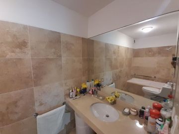 VIVE EN EL CORAZÓN DE MIRAFLORES : AMPLIO DEPARTAMENTO EN 1ER PISO