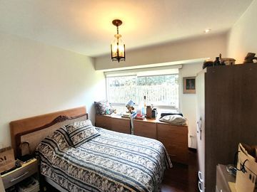 VIVE EN EL CORAZÓN DE MIRAFLORES : AMPLIO DEPARTAMENTO EN 1ER PISO