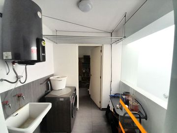 VIVE EN EL CORAZÓN DE MIRAFLORES : AMPLIO DEPARTAMENTO EN 1ER PISO