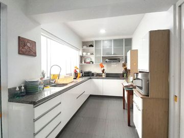 VIVE EN EL CORAZÓN DE MIRAFLORES : AMPLIO DEPARTAMENTO EN 1ER PISO