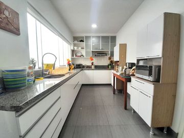 VIVE EN EL CORAZÓN DE MIRAFLORES : AMPLIO DEPARTAMENTO EN 1ER PISO