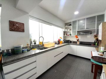 VIVE EN EL CORAZÓN DE MIRAFLORES : AMPLIO DEPARTAMENTO EN 1ER PISO