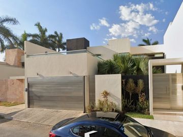 Venta de Casa en Remate, Zona Exclusiva, cerca Centro Comercial Plaza Solare, Col. Montebello, Mérida, Yucatán