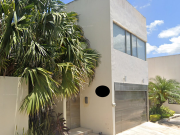 Venta de Casa en Remate, Zona Exclusiva, cerca Centro Comercial Plaza Solare, Col. Montebello, Mérida, Yucatán