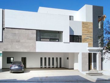 Casa en Cumbres Elite con 19m de Frente
