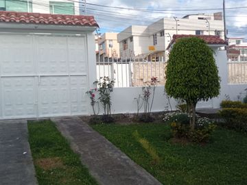 EN VENTA – AMPLIA CASA ESQUINERA EN URBANIZACIÓN DEL EJÉRCITO - CASHAPAMBA - SANGOLQUI - VALLE DE LOS CHILLOS