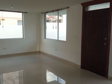 EN VENTA – AMPLIA CASA ESQUINERA EN URBANIZACIÓN DEL EJÉRCITO - CASHAPAMBA - SANGOLQUI - VALLE DE LOS CHILLOS