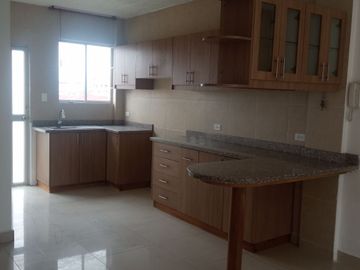 EN VENTA – AMPLIA CASA ESQUINERA EN URBANIZACIÓN DEL EJÉRCITO - CASHAPAMBA - SANGOLQUI - VALLE DE LOS CHILLOS