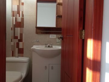 EN VENTA – AMPLIA CASA ESQUINERA EN URBANIZACIÓN DEL EJÉRCITO - CASHAPAMBA - SANGOLQUI - VALLE DE LOS CHILLOS