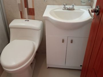 EN VENTA – AMPLIA CASA ESQUINERA EN URBANIZACIÓN DEL EJÉRCITO - CASHAPAMBA - SANGOLQUI - VALLE DE LOS CHILLOS