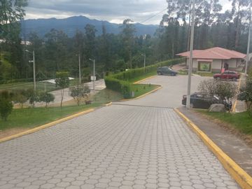 EN VENTA – AMPLIA CASA ESQUINERA EN URBANIZACIÓN DEL EJÉRCITO - CASHAPAMBA - SANGOLQUI - VALLE DE LOS CHILLOS