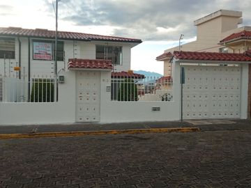 EN VENTA – AMPLIA CASA ESQUINERA EN URBANIZACIÓN DEL EJÉRCITO - CASHAPAMBA - SANGOLQUI - VALLE DE LOS CHILLOS