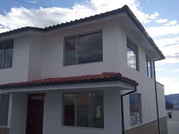 EN VENTA – AMPLIA CASA ESQUINERA EN URBANIZACIÓN DEL EJÉRCITO - CASHAPAMBA - SANGOLQUI - VALLE DE LOS CHILLOS