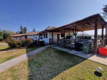 Espectacular Casa en Parcela en Condominio El Algarrobal, calle Pajaritos, Malloco, comuna de Peñaflor.