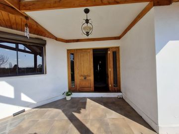 Espectacular Casa en Parcela en Condominio El Algarrobal, calle Pajaritos, Malloco, comuna de Peñaflor.