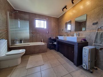 Espectacular Casa en Parcela en Condominio El Algarrobal, calle Pajaritos, Malloco, comuna de Peñaflor.
