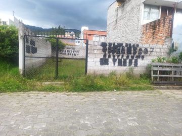 Terreno plano en venta con cerramiento en urbanizacion privada-Conocoto