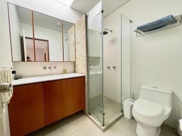 VENDO LINDA CASA / 3 DOR / CONDOMINIO / BATALLONES / SANTA TERESA / DISEÑADA POR ARQ. MALACHOWSKI,  TECHOS ALTOS, ESPACIOS AMPLIOS, MUY ILUMINADA