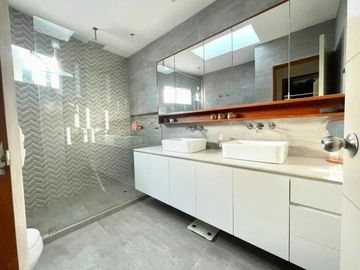 VENDO LINDA CASA / 3 DOR / CONDOMINIO / BATALLONES / SANTA TERESA / DISEÑADA POR ARQ. MALACHOWSKI,  TECHOS ALTOS, ESPACIOS AMPLIOS, MUY ILUMINADA
