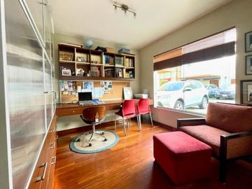 VENDO LINDA CASA / 3 DOR / CONDOMINIO / BATALLONES / SANTA TERESA / DISEÑADA POR ARQ. MALACHOWSKI,  TECHOS ALTOS, ESPACIOS AMPLIOS, MUY ILUMINADA