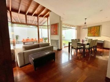VENDO LINDA CASA / 3 DOR / CONDOMINIO / BATALLONES / SANTA TERESA / DISEÑADA POR ARQ. MALACHOWSKI,  TECHOS ALTOS, ESPACIOS AMPLIOS, MUY ILUMINADA