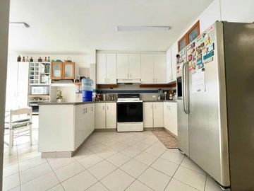 VENDO LINDA CASA / 3 DOR / CONDOMINIO / BATALLONES / SANTA TERESA / DISEÑADA POR ARQ. MALACHOWSKI,  TECHOS ALTOS, ESPACIOS AMPLIOS, MUY ILUMINADA